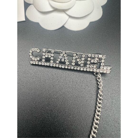 CLOSET CLEAR-OUT: PRICE DROP⚡ chanel
Silver tone brooch pin c c - Picture 4 of 11